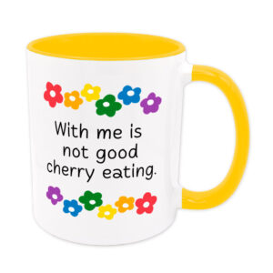 With me is not good cherry eating. - Blumen - lustige Sprüchetasse - goldgelb